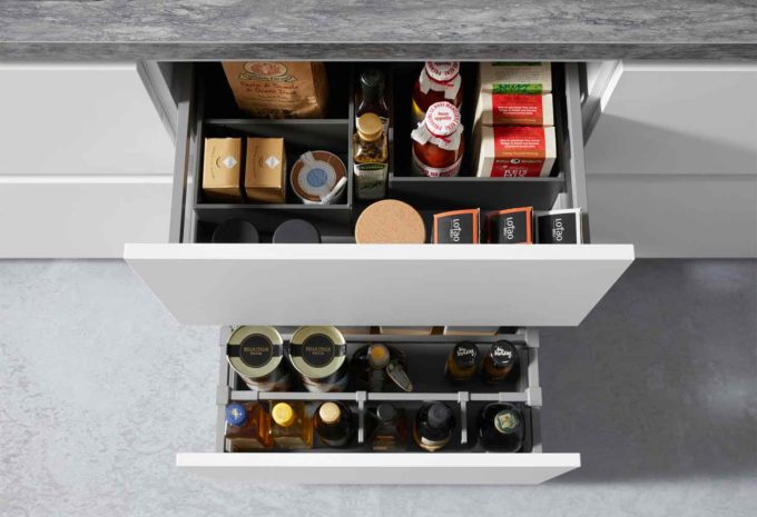 Grifflose Küche mit Schubladenorganisation als Detailbild