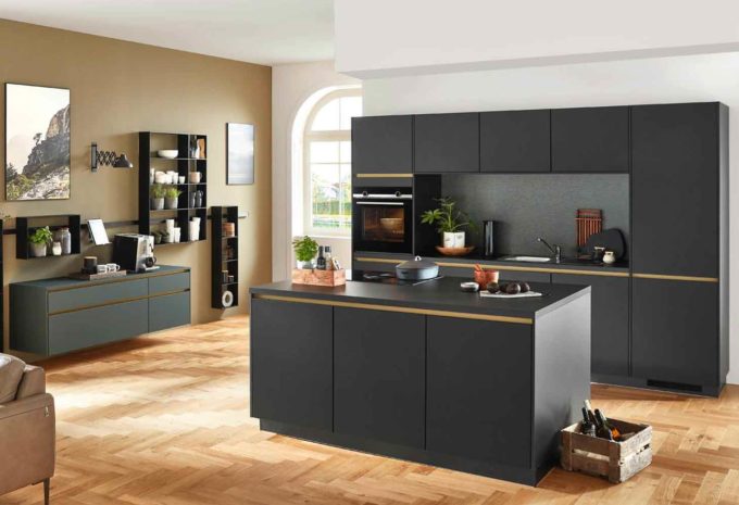 Grifflose Küche in schwarz mit Kombination aus mineralgrünen Fronten